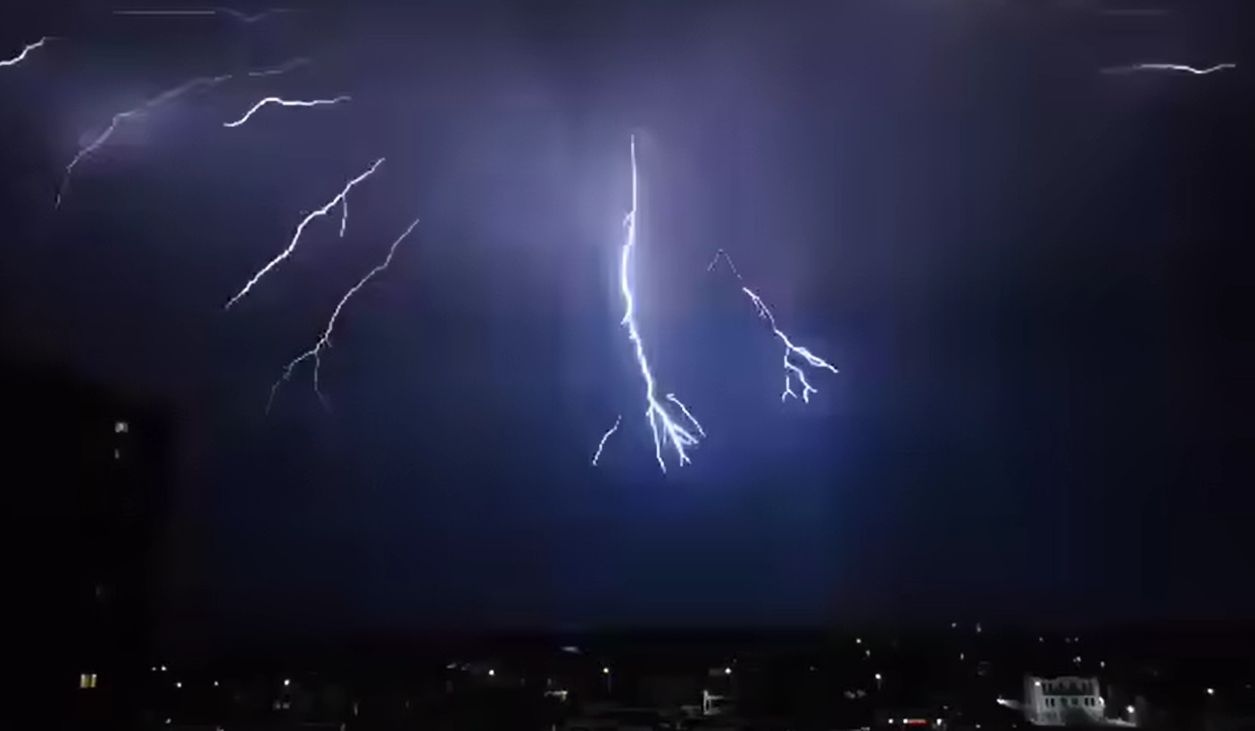 Նման ամպրոպ Երևանում ես դեռ չէի տեսել. Գագիկ Սուրենյանը տեսանյութ է հրապարակել