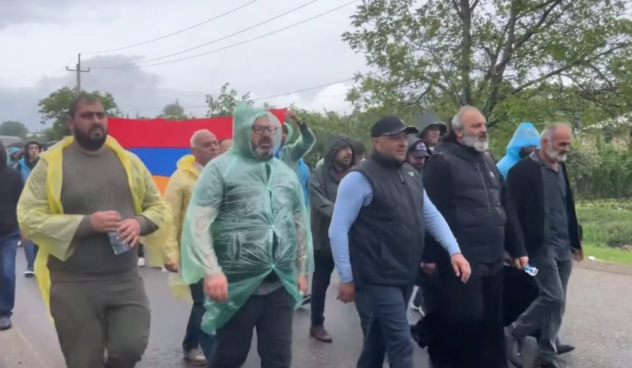 Բագրատ արքեպիսկոպոսը և նրա համակիրները քայլերթով շարժվում են Երևան