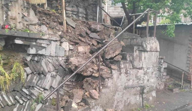 Երևանի Պարոնյան փողոցում փլուզվել է ճանապարհի բետոնե հենապատը