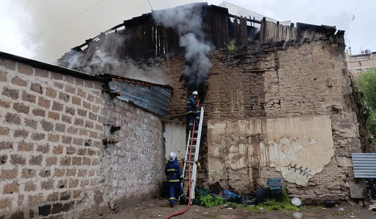 Հրդեհ է բռնկվել Երևանի Դեղատան փողոցի երկհարկանի տներից մեկի տանիքում