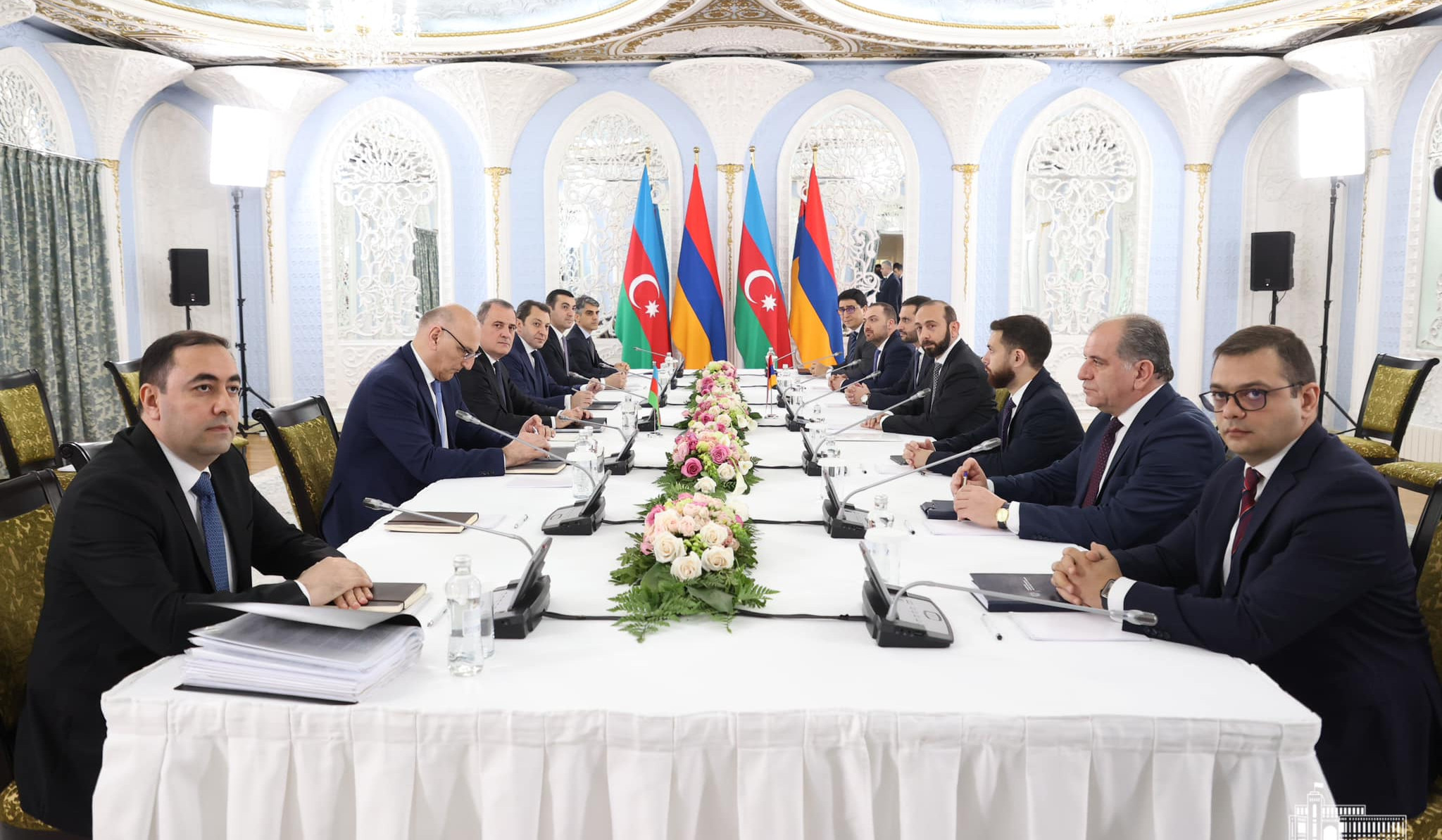 Началась встреча делегаций во главе с министрами иностранных дел Армении и Азербайджана