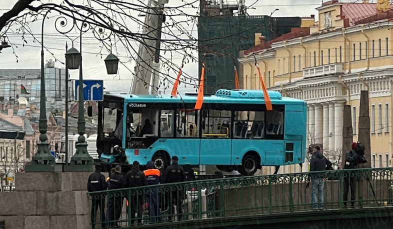 Водителя автобуса, упавшего в реку Мойку в Петербурге, арестовали
