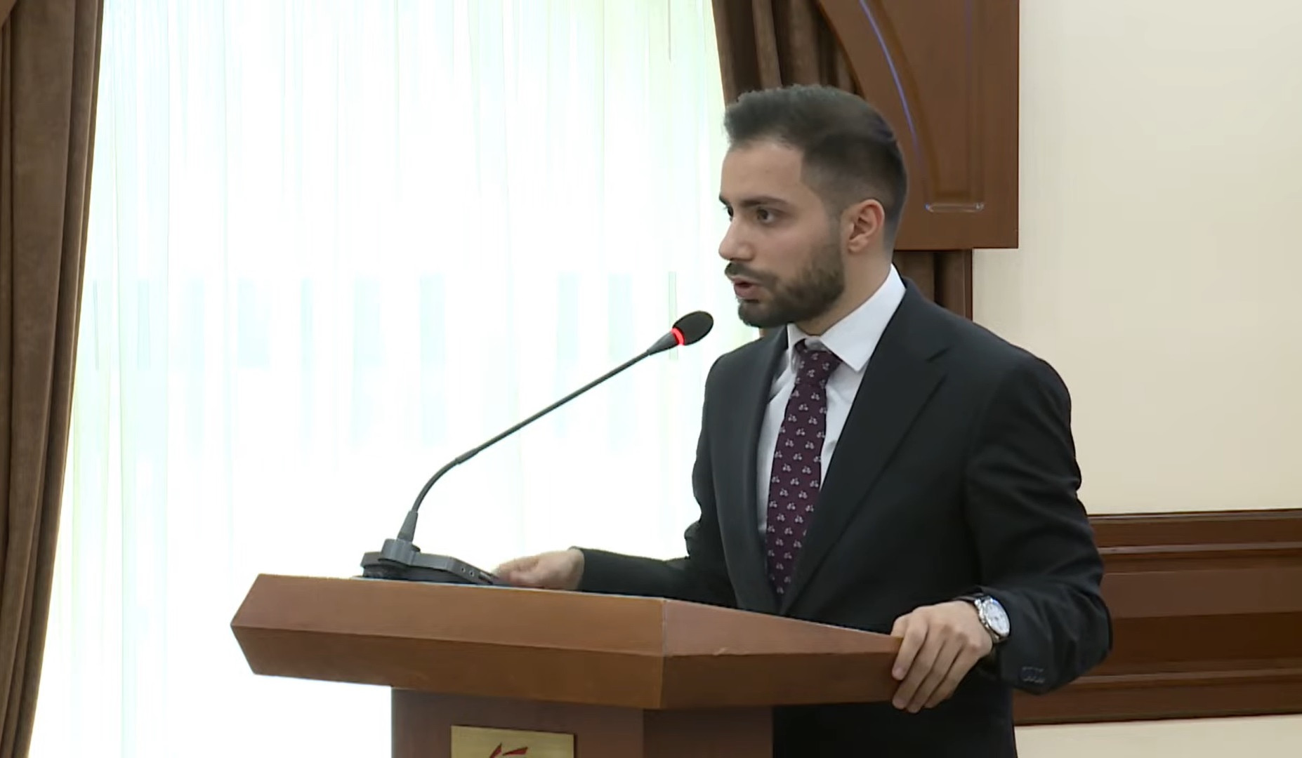 Ինչքան երկար սա տևի, այդքան եկեղեցուն վնաս են հասցնելու. Արմեն Գալջյանը՝ ընդդիմությանը