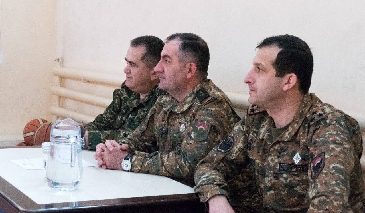 ԶՈՒ ԳՇ պետը հետևել է ՊՆ վարչական համալիրի մարզադահլիճում անցկացվող բասկետբոլի առաջնությանը