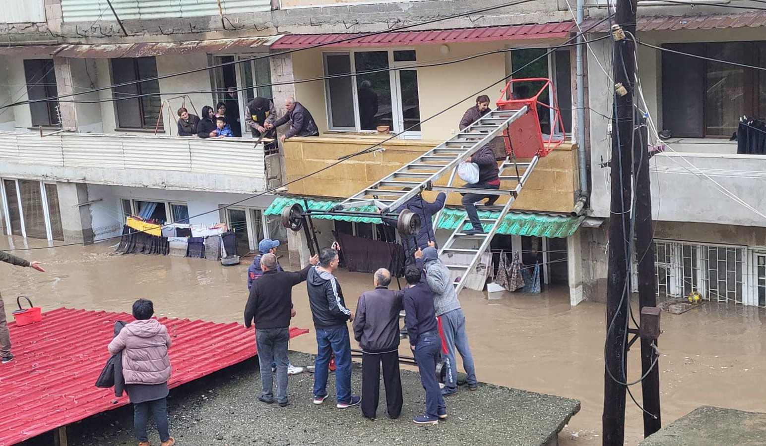 Տաշիրում գետի սելավատարերի խցանումներից ջրի մակարդակը բարձրացել է, ջրածածկվել են տներ և անասնագոմեր. ՆԳՆ