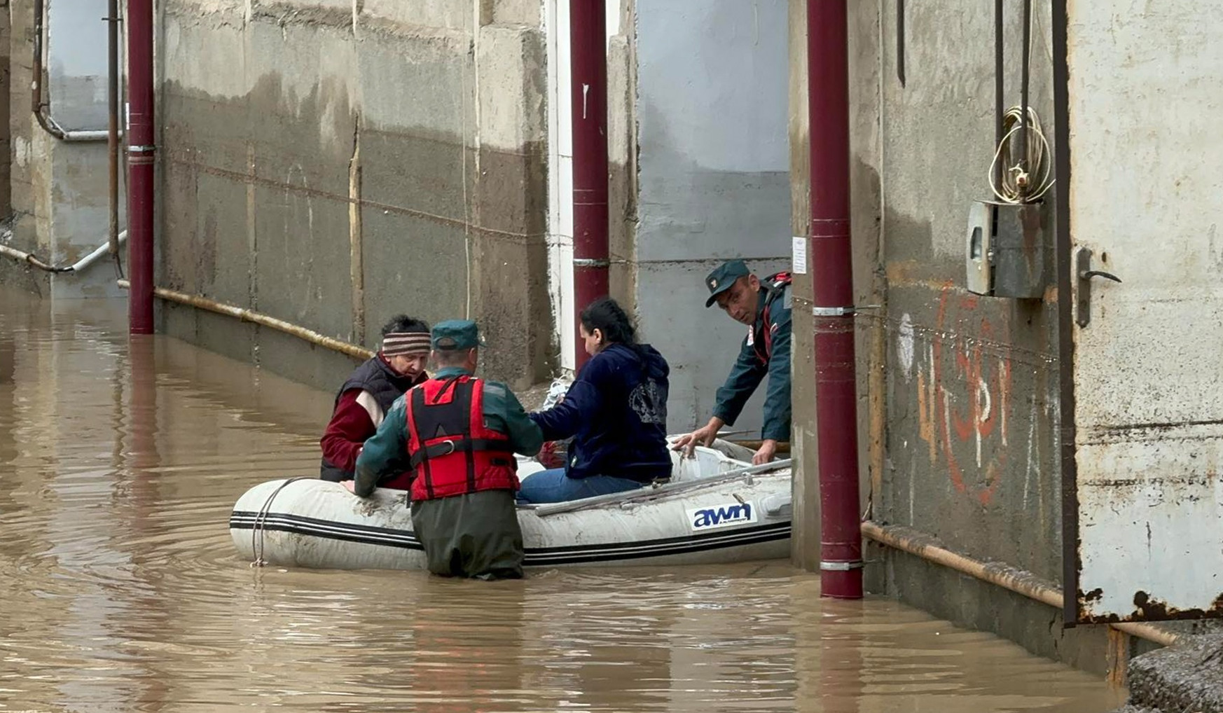 Ժամը 17.00-ի դրությամբ փրկարարական աշխատանքներ են իրականացնում ՆԳՆ ՓԾ 30 մարտական հաշվարկ, ներգրավված է 324 փրկարարական ծառայող