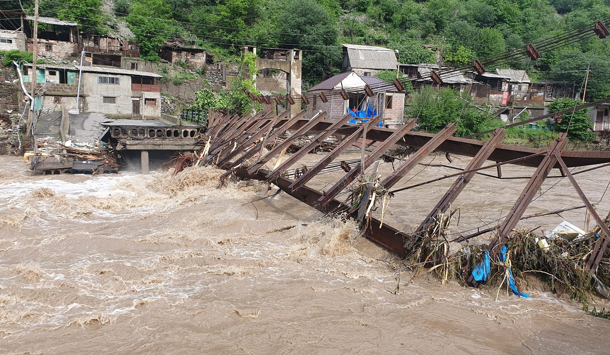 Ալավերդու Սանահին կայարան թաղամասի երկու հատվածն իրար կապող կամուրջը լիովին փլուզված է. Արեն Մկրտչյան