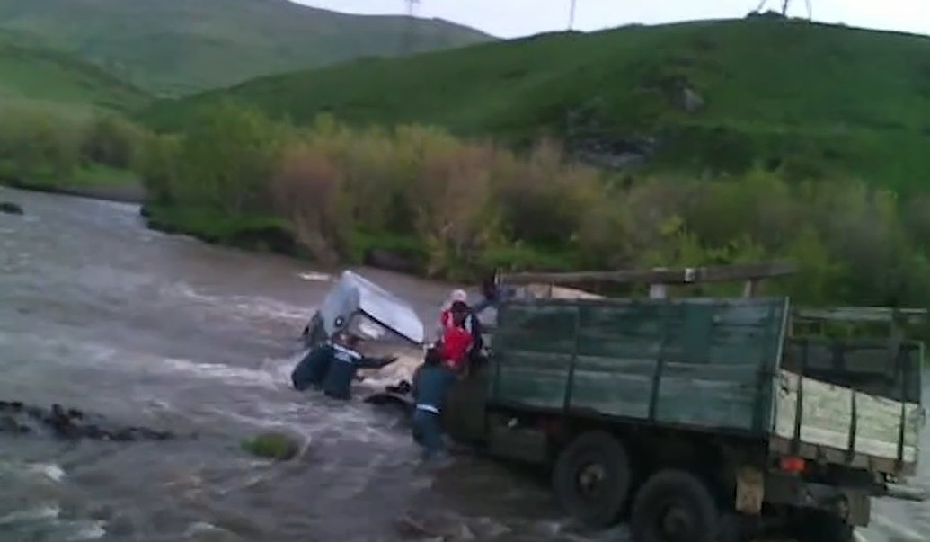 ՈՒԱԶ-Ը Ծովագյուղի մոտակայքում ընկել Է Ձկնագետը, վարորդն ու ուղևորները տեղափոխվել են անվտանգ տարածք