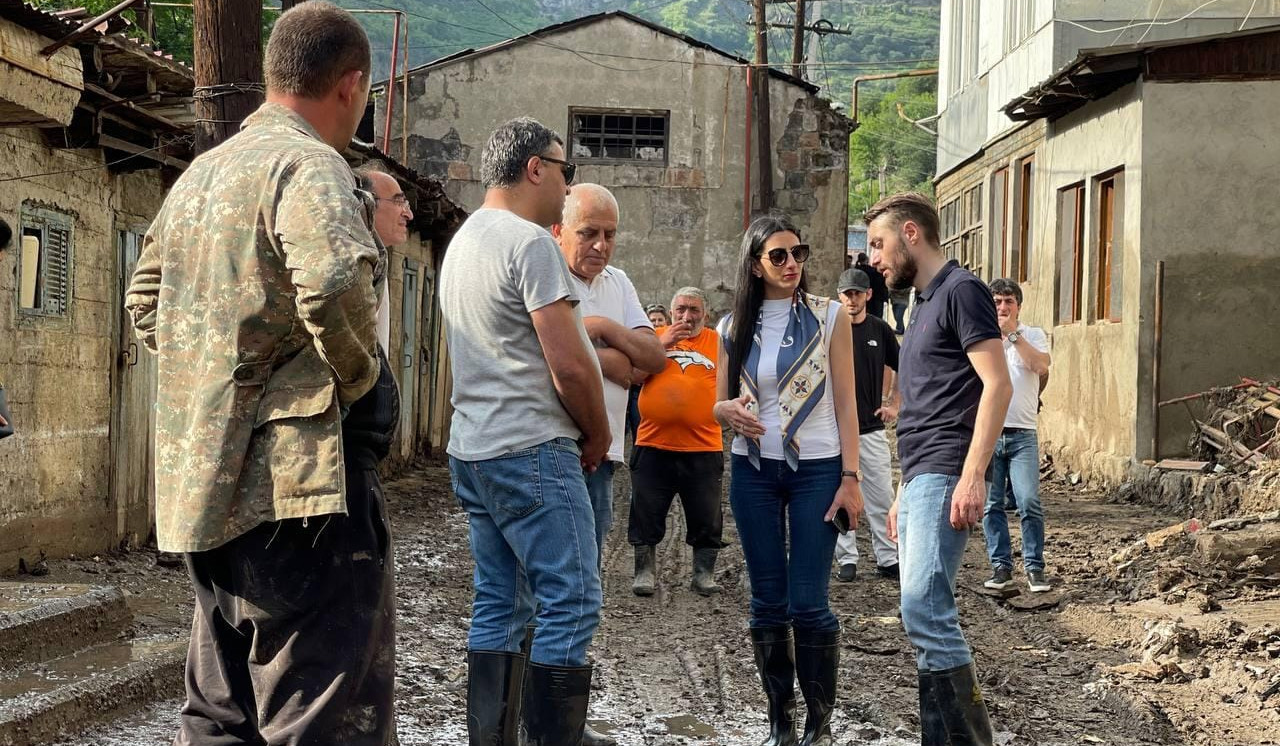 Անահիտ Մանասյանը շրջել է Ալավերդիում, զրուցել քաղաքացիների հետ