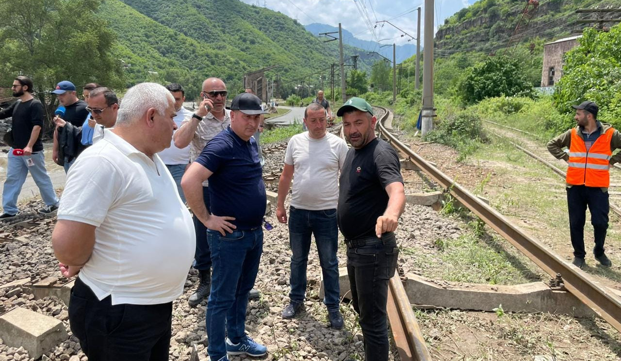 ՏԿԵ նախարարն Ախթալայի կամրջի հատվածում հետևել է երկաթգծի վերականգնողական աշխատանքներին