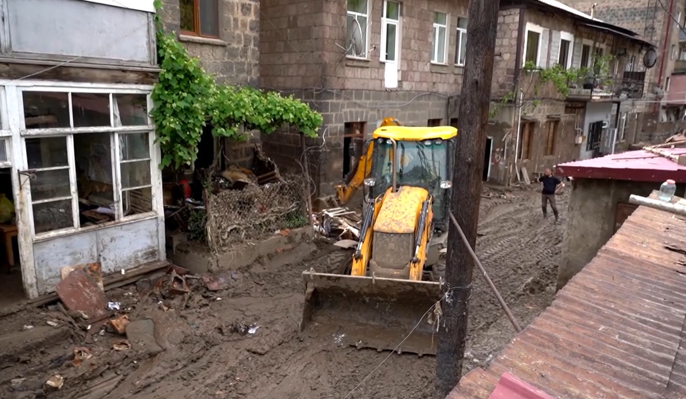 Տիղմից մաքրման աշխատանքներ՝ աղետի գոտու մի շարք բնակավայրերում