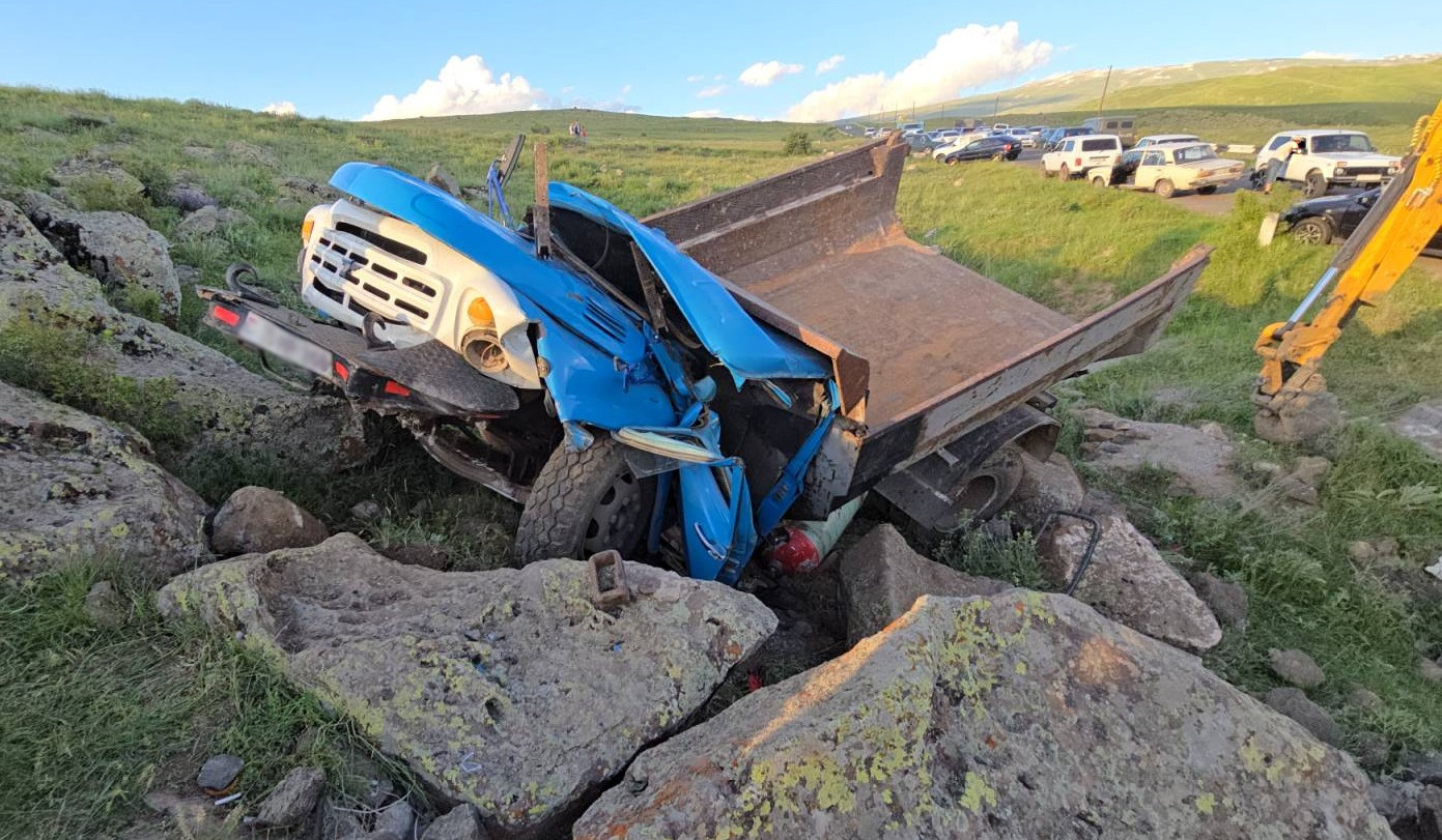 Զառ-Սևաբերդ ավտոճա­նապարհին բեռնատար է կողաշրջվել. կան տուժածներ
