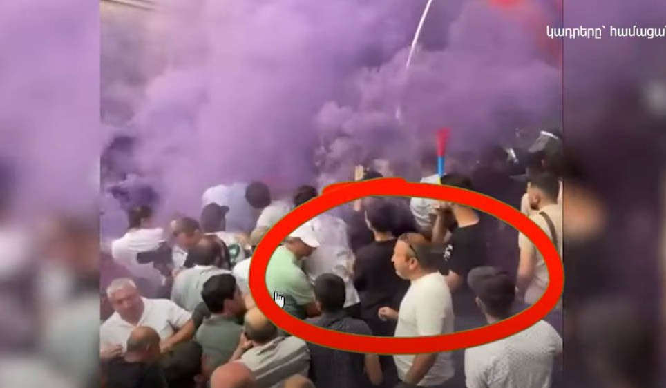 ԱԳՆ-ի դիմաց ակցիայի ընթացքում առերևույթ խուլիգանական արարքներ կատարելու մեղադրանքով 3 անձ կալանավորվել է. ՔԿ