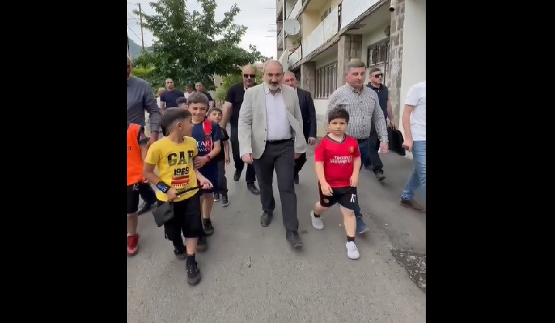 Վարչապետը շփվել է երեխաների հետ, Ախթալայում ու Ճոճկանում նրանց պաղպաղակ հյուրասիրել