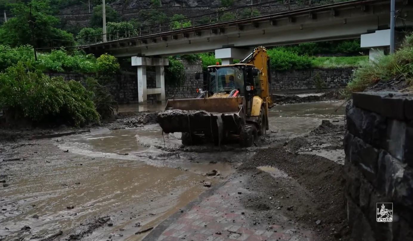 Երևանի համայնքային հիմնարկի հատուկ տեխնիկան ու մարդկային ռեսուրսն աղետի գոտում է