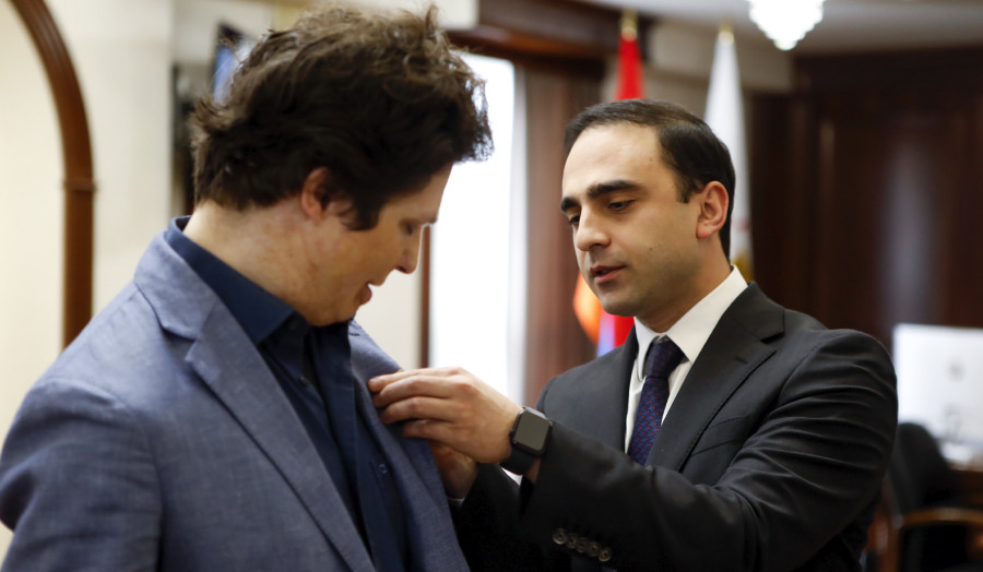 Տիգրան Ավինյանը աշխարհահռչակ ջութակահար Ավգուստին Հադելիխին պարգևատրել է Երևանի քաղաքապետի ոսկե մեդալով