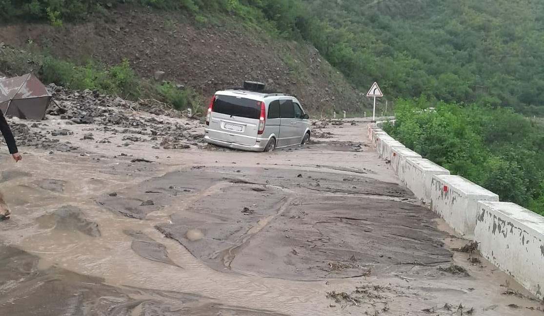 Սելավային հոսք Ալավերդի-Վանաձոր ճանապարհին․ փրկարարներն արգելափակումից դուրս են բերել երկու մեքենա