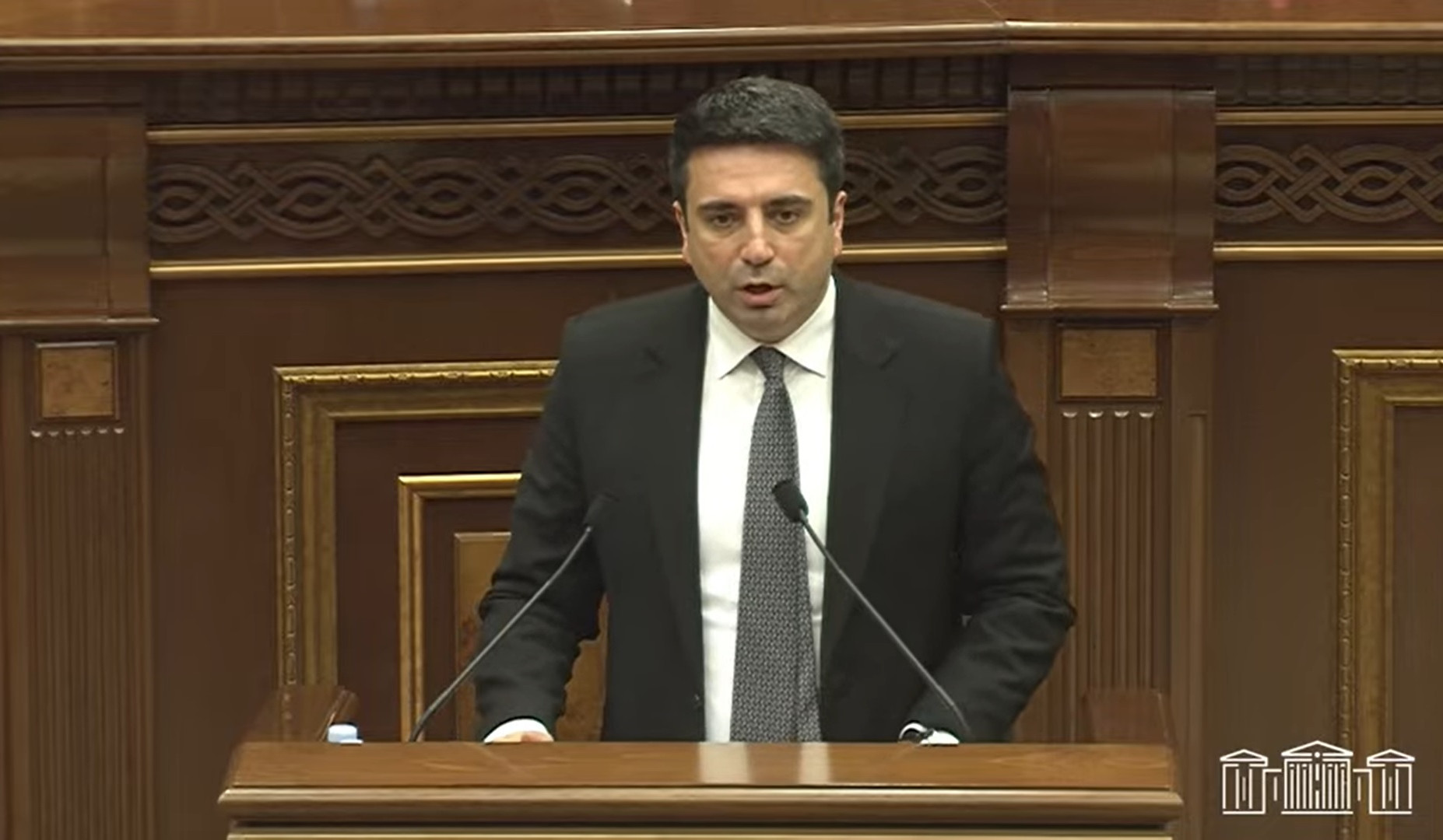 Բոլոր պատգամավորները կարող են գալ իրենց աշխատատեղերը, բայց չփորձեն այդ միջոցով սադրել մեր ոստիկաններին. Սիմոնյան