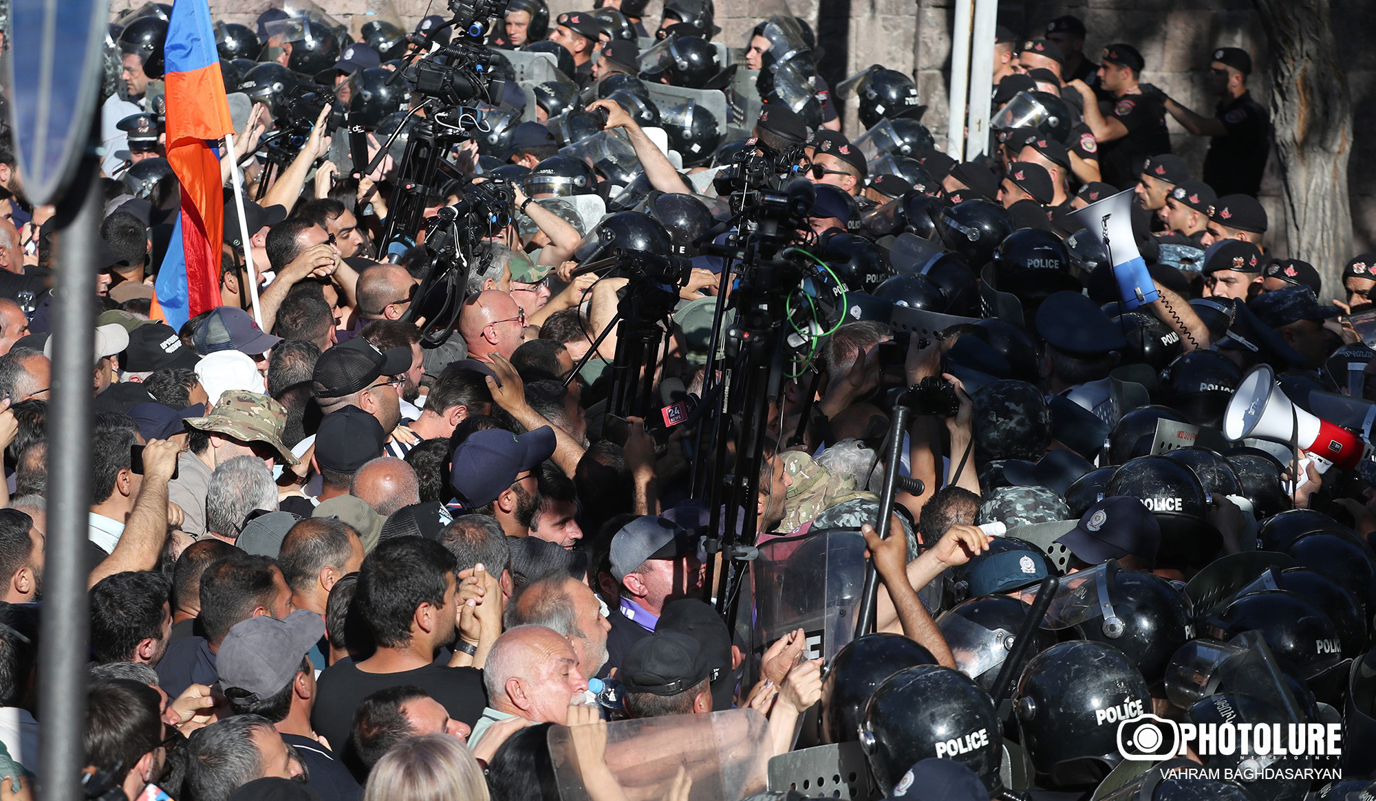 Ակցիայի որոշ մասնակիցներ ոստիկանների ուղղությամբ նետել են շշեր, վերցրել են ոստիկանների սաղավարտներ ու մահակներ. ՆԳՆ