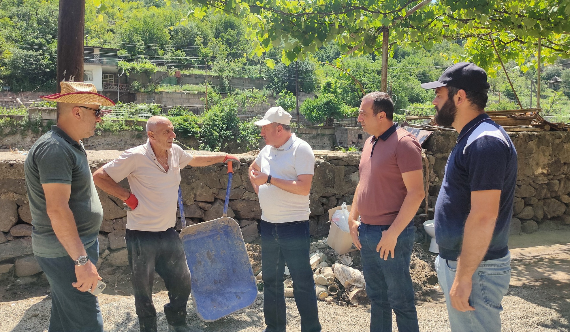 Լոռու մարզպետը և Ալավերդու ղեկավարն այցելել են Սանահին կայարան թաղամաս և Թումանյան փողոց, հանդիպել բնակիչների հետ