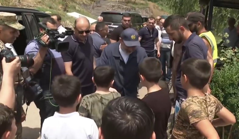 Ներքին Հանդում բնակիչները վարչապետին են ներկայացրել գյուղի հիմնական խնդիրները