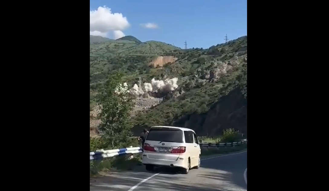 Քաջարան-Ագարակ ճանապարհահատվածում ընթանում են շինարարական աշխատանքներ. պայթեցումների միջոցով բացվում են թունելի մուտքերը