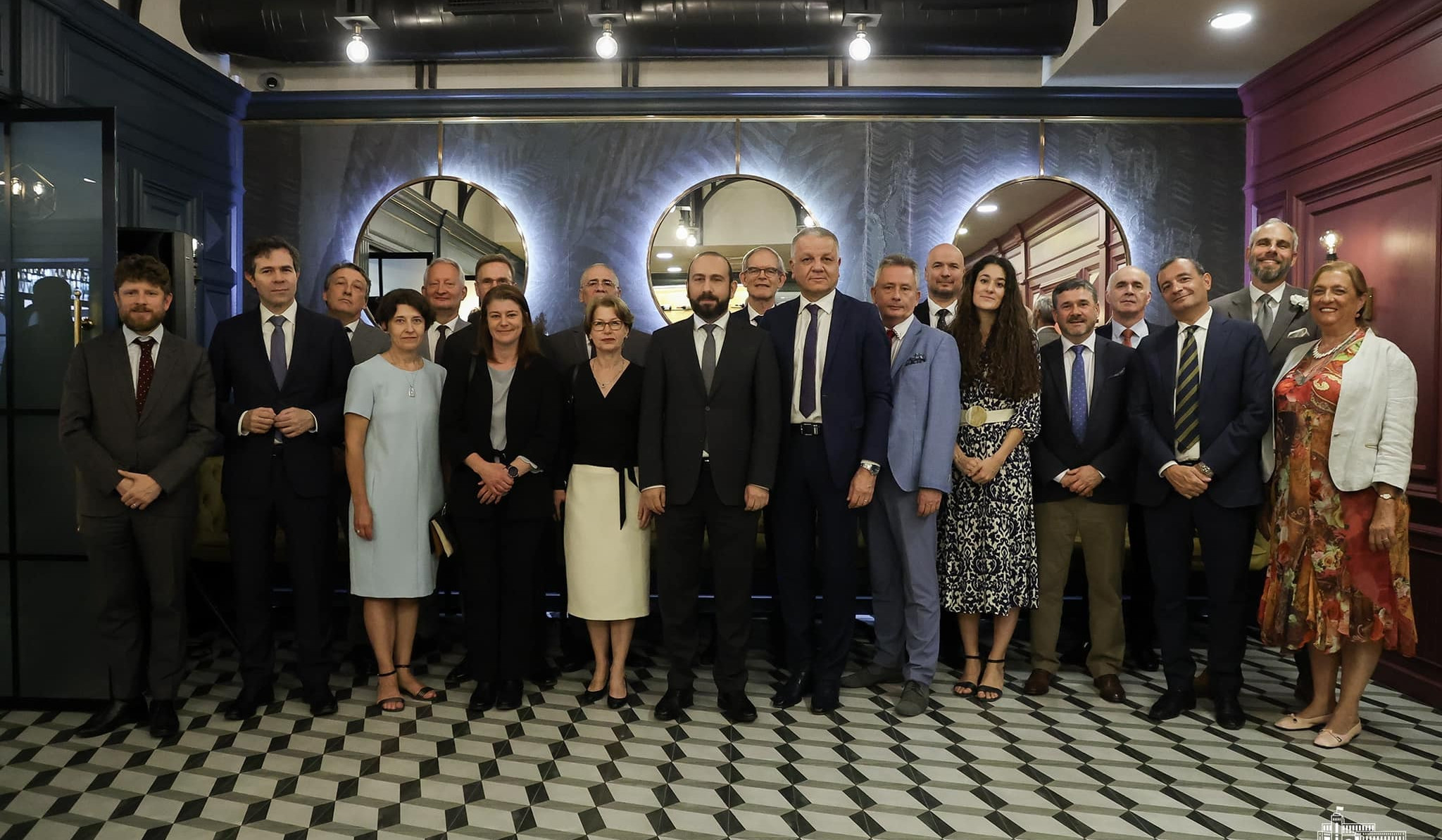 Ararat Mirzoyan Ermənistanda akkreditə olunmuş diplomatlarla ER-Aİ gündəliyindəki məsələləri müzakirə edib