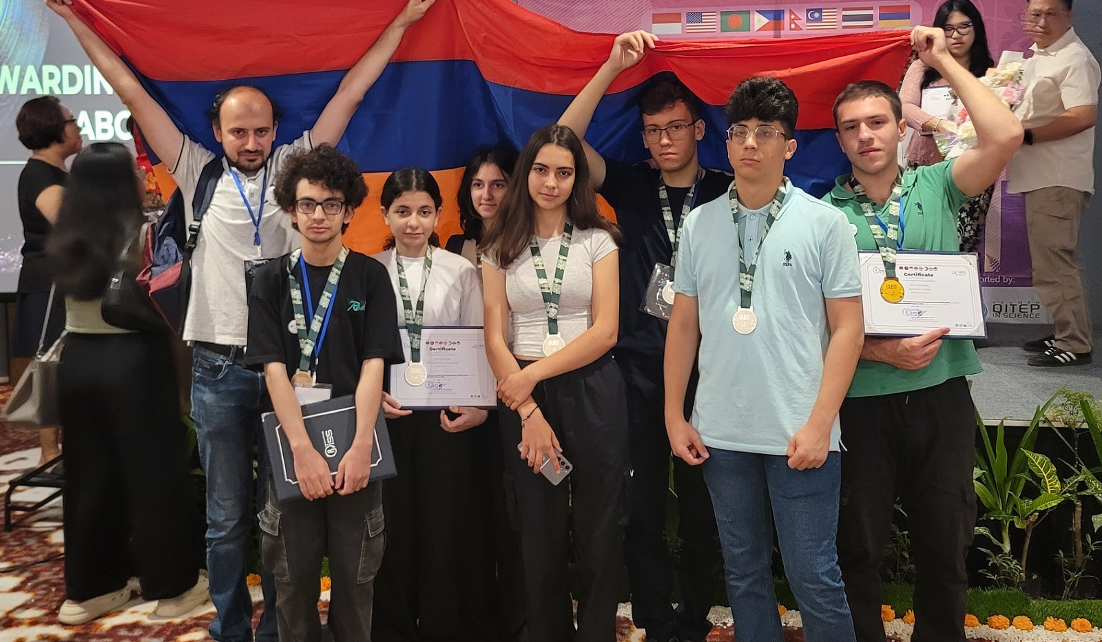 8 մեդալ` կիրառական կենսաբանության միջազգային 4-րդ օլիմպիադայից