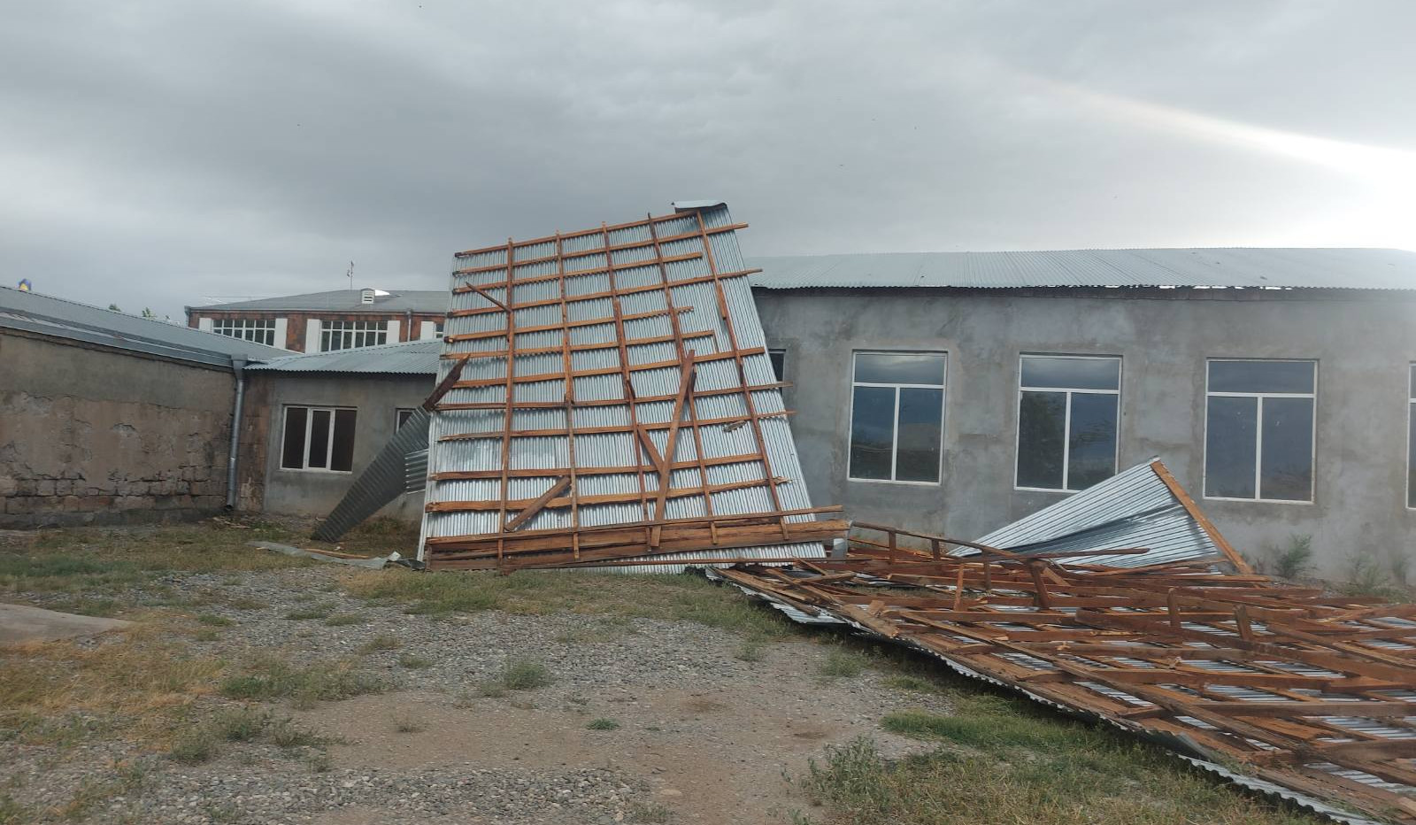 Քամու հետևանքով Երևանում և մի քանի մարզերում վնասվել են տանիքների ծածկեր, թիթեղներ, տապալվել են ծառեր