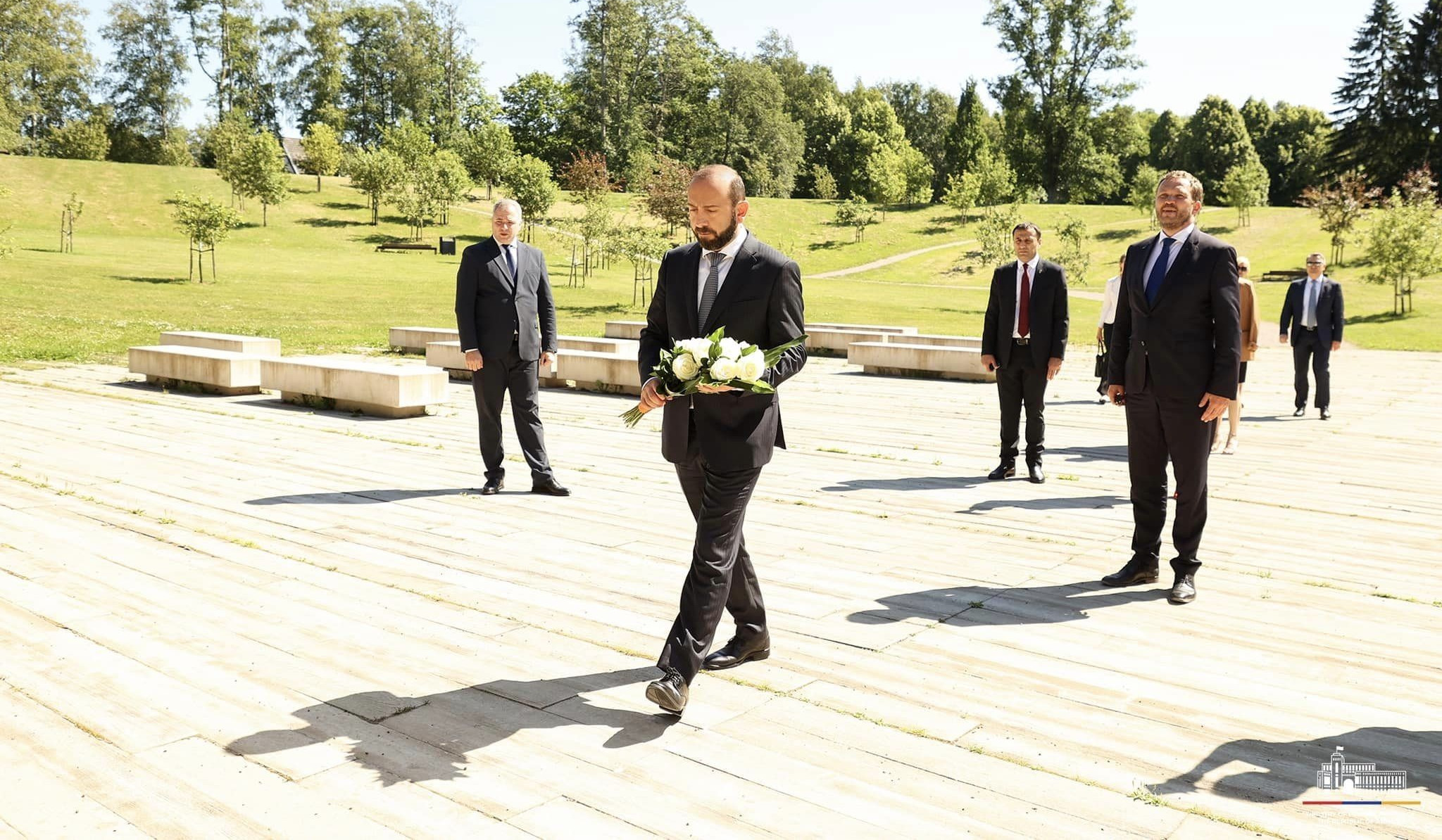 Տալլինում Արարատ Միրզոյանը ծաղիկներ է զետեղել Կոմունիզմի զոհերի հիշատակին նվիրված հուշահամալիրի մոտ