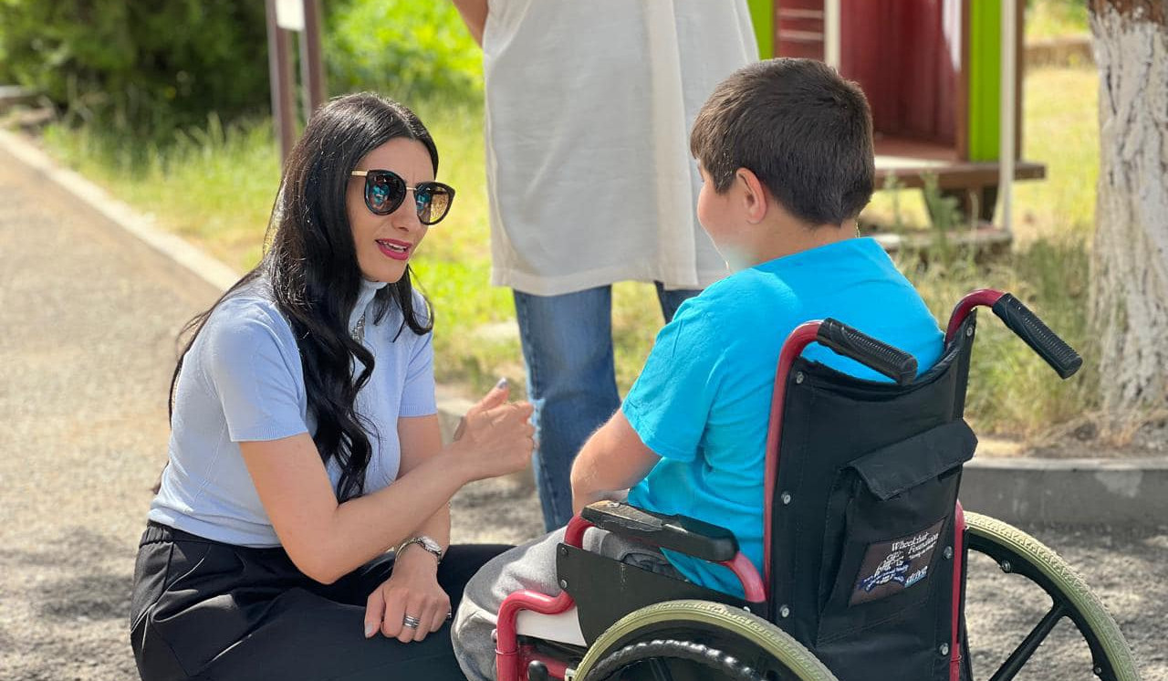 Անահիտ Մանասյանը Գյումրիում այցելել է խնամքի հաստատություններ, լսել երեխաներին հուզող հարցերը