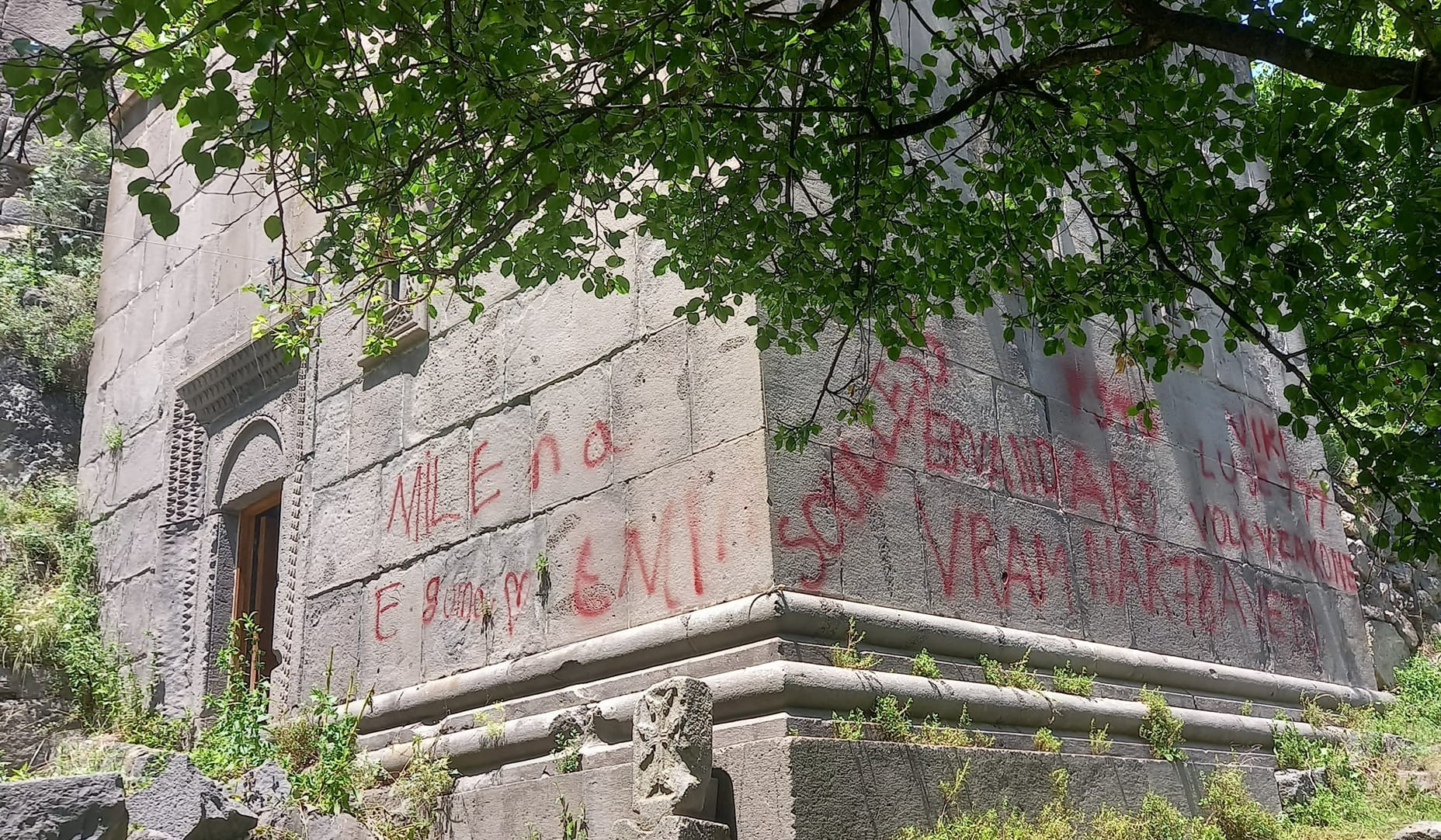 Քոբայր վանական համալիրի  պատերին անհայտ անձինք կարմիր ներկով գրություններ են թողել