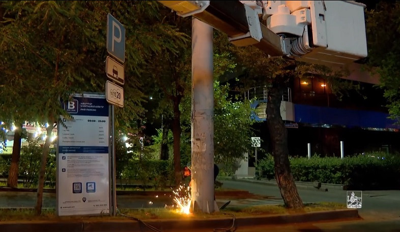 Երևանում ապամոնտաժվում են չափորոշիչներին չհամապատասխանող գովազդները