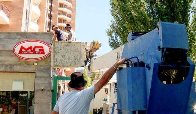 Երևանում ապամոնտաժվում են չափորոշիչներին չհամապատասխանող գովազդները