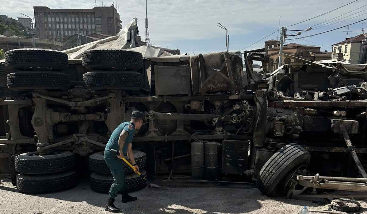 Հերացու փողոցից դեպի Խանջյան փողոց տանող թունելում բեռնատար է կողաշրջվել, վարորդը հոսպիտալացվել է