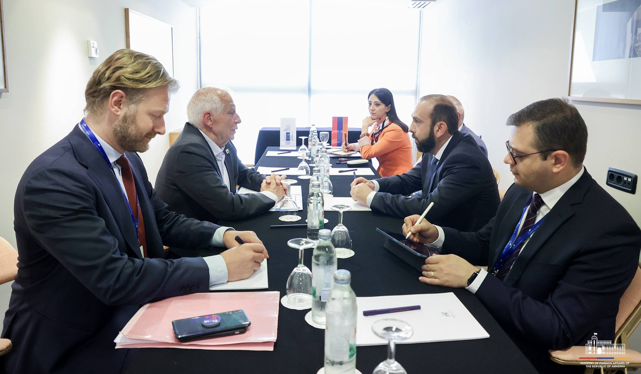 Мирзоян и Боррель обменялись мнениями по вопросам, касающимся международной и региональной безопасности