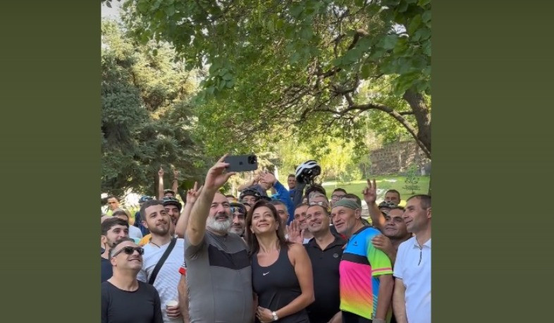 Աննա Հակոբյանն իրենց բակում հյուրընկալել է հեծանվորդներին