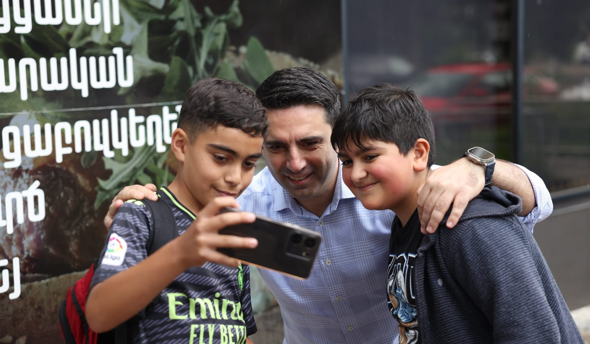 Ալեն Սիմոնյանը շրջել է Վանաձորում և զրուցել քաղաքացիների հետ