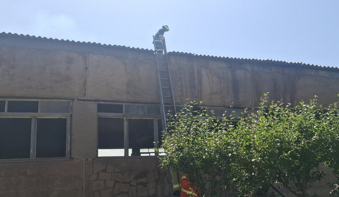 Եղվարդ-Նոր Գեղի ճանապարհին շինության տանիք է այրվել. հրդեհը մարել է 2 մարտական հաշվարկ