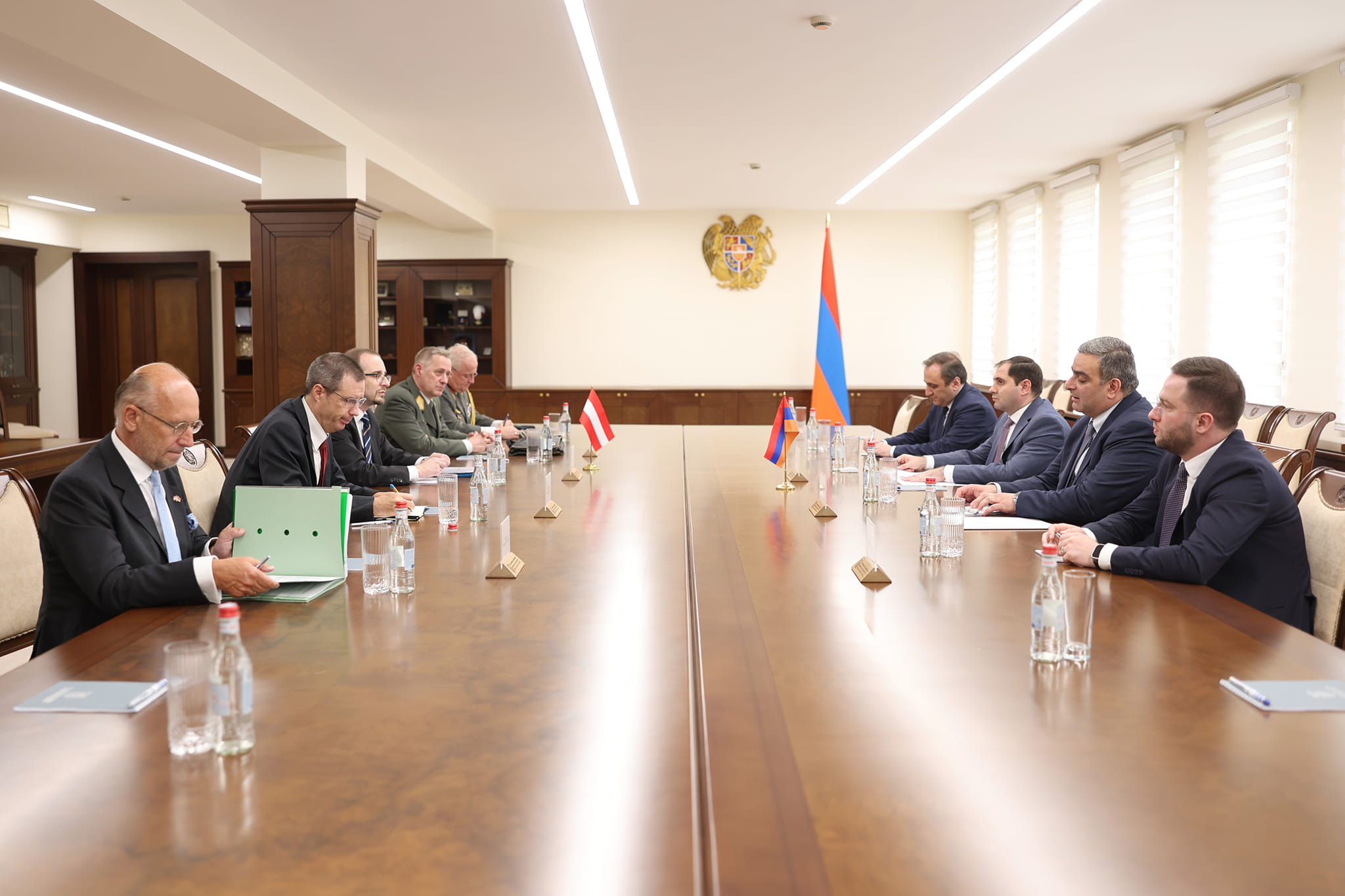 Suren Papikyan avstriyalı həmkarına Ermənistanda həyata keçirilən müdafiə sahəsində islahatların gedişatını təqdim edib