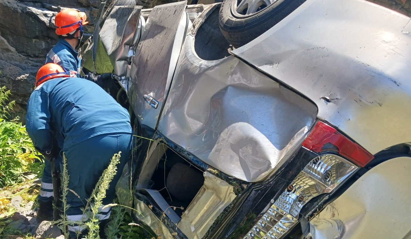Ավտոմեքենան մոտ 300 մետր գլորվել է ձորը. ՆԳՆ ՓԾ-ն՝ զորացրված զինծառայողներով մեքենայի վթարի մասին