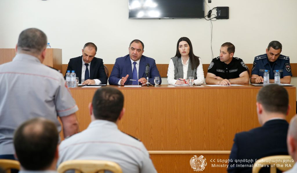 Թմրամիջոցների դեմ պայքար, ապօրինի զենք-զինամթերքի հայտնաբերում. ՆԳ նախարարը Սյունիքի մարզում անցկացրել է խորհրդակցություն