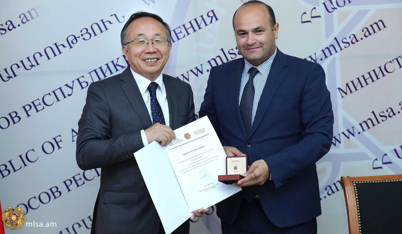 ԱՍՀ նախարարը հուշադրամ է հանձնել Հայաստանում դիվանագիտական առաքելությունն ավարտող ՉԺՀ դեսպանին