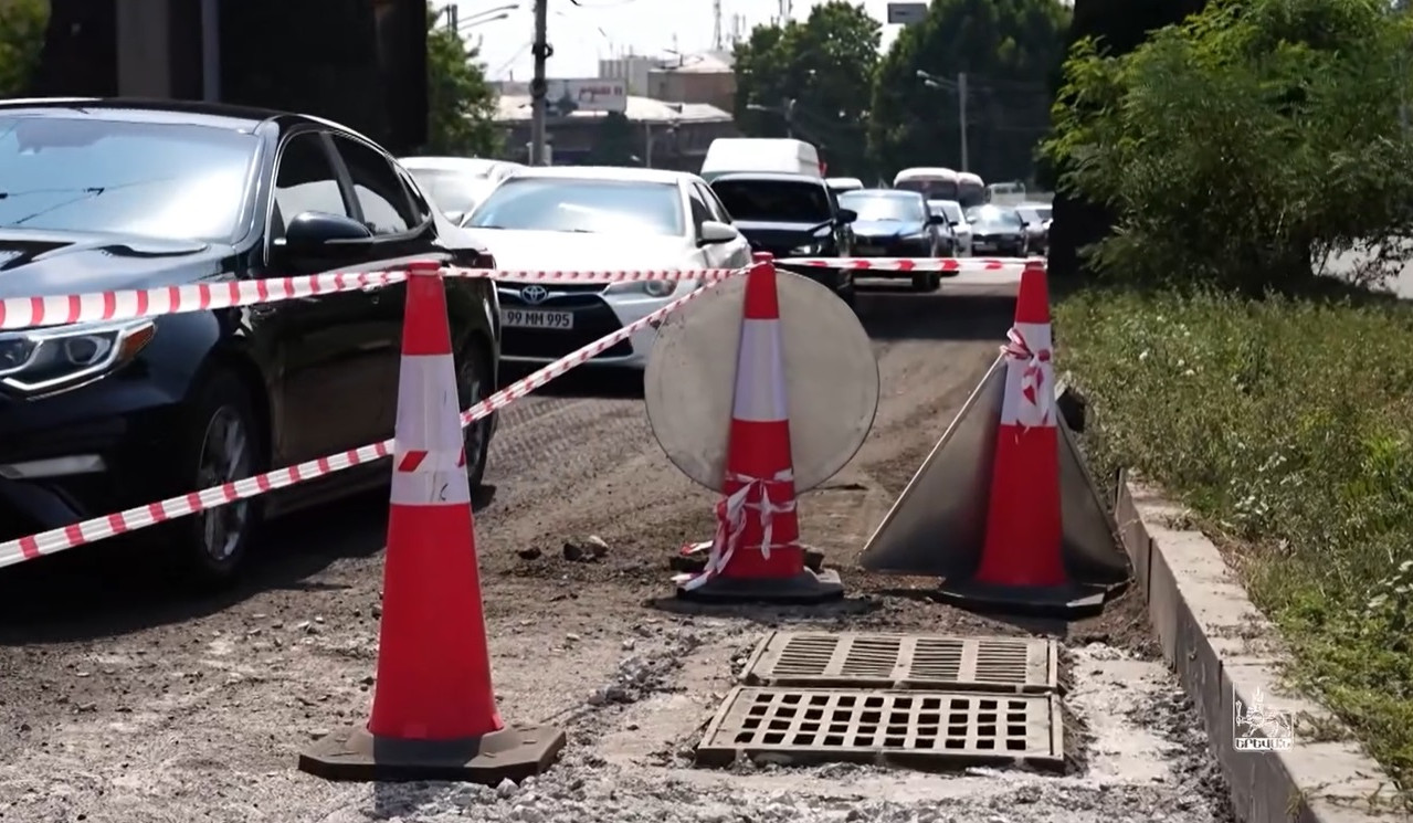 Մյասնիկյան պողոտայում մեկնարկել են ճանապարհի նորոգման և դիտահորերի բարձրացման աշխատանքները