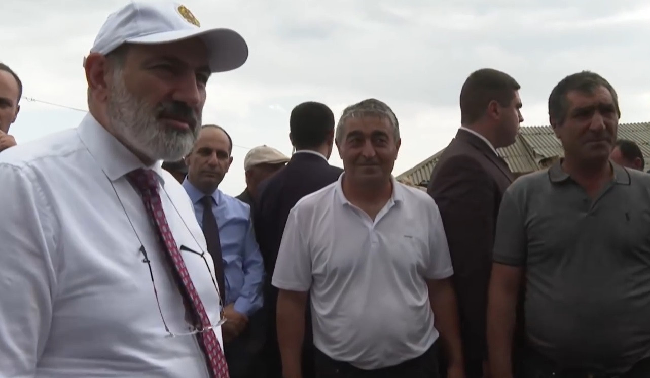 Մեծաձորին տրամադրվել է տրակտոր, ձեռքի խոտհնձիչ և խոտի հակավորիչ. վարչապետը շրջել է համայնքում