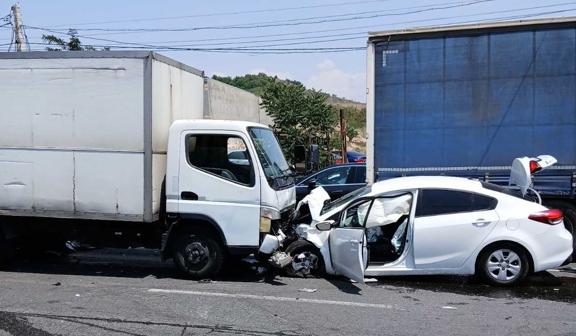 Երևանում բախվել են KIA-ն, Mitsubishi-ն և Honda-ն. կա հոսպիտալացված քաղաքացի