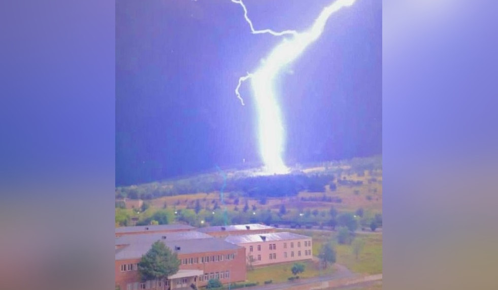 Անցած գիշեր ֆիքսել են Չարենցավանում. Գագիկ Սուրենյանը կայծակի լուսանկար է հրապարակել