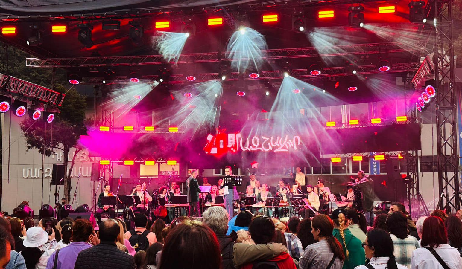 Դիլիջանում տեղի է ունեցել «Համազնավուր» ֆոլկ համերգը՝ նվիրված Շառլ Ազնավուրի 100-ամյակին