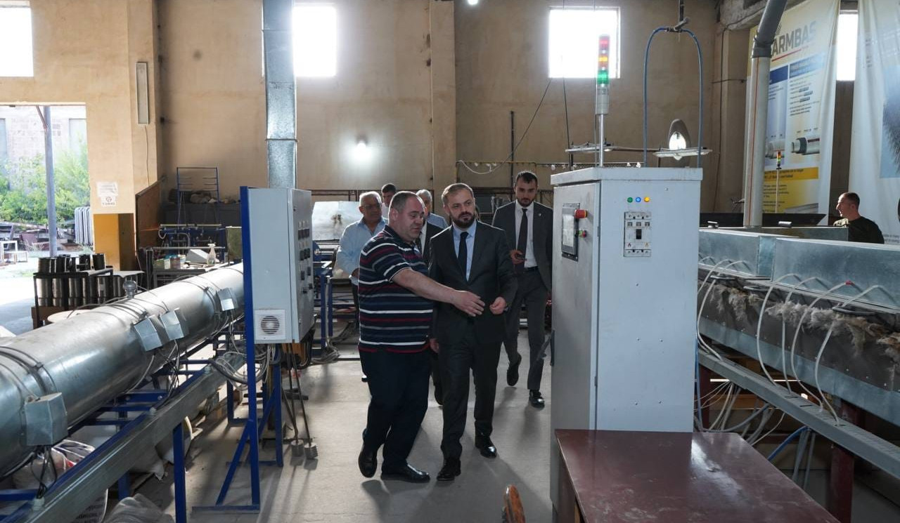 Էկոնոմիկայի նախարարը ծանոթացել է բազալտե մանրաթելի հենքի վրա ստեղծված արտադրատեսակների նմուշներին