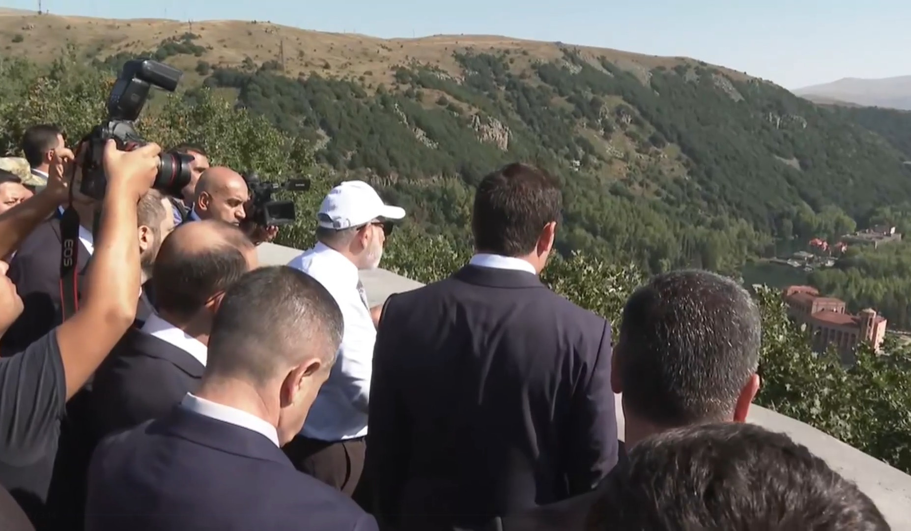 1.6 km long road leading to Deer Statue is being built in Jermuk